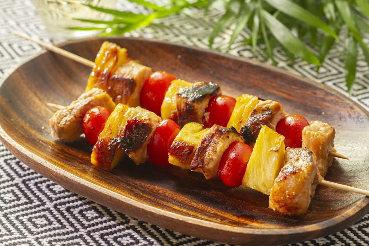 Brochetas de pollo y piña