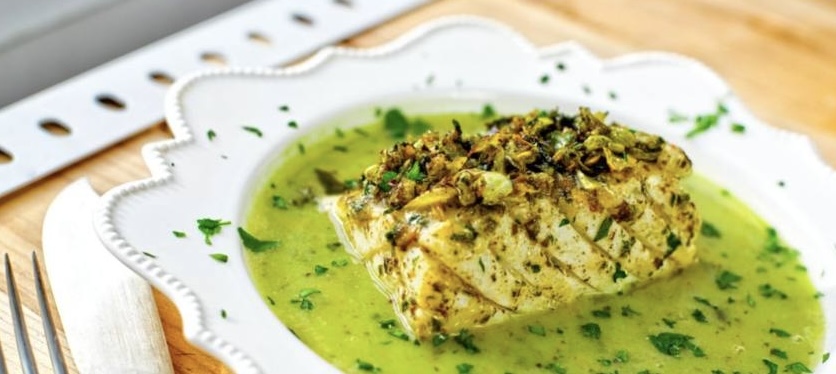 Bacalao en salsa verde con almendras y quinoa