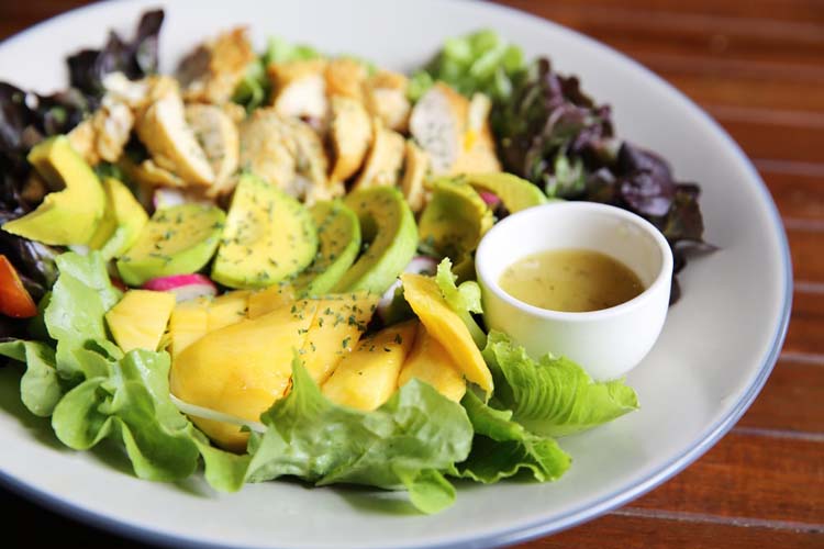 Ensalada de pollo, mango y aguacate